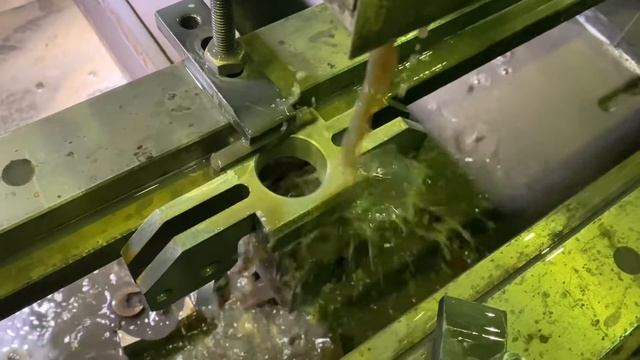 Прорезание глубокого паза и обработка наружного радуиса смотреть онлайн