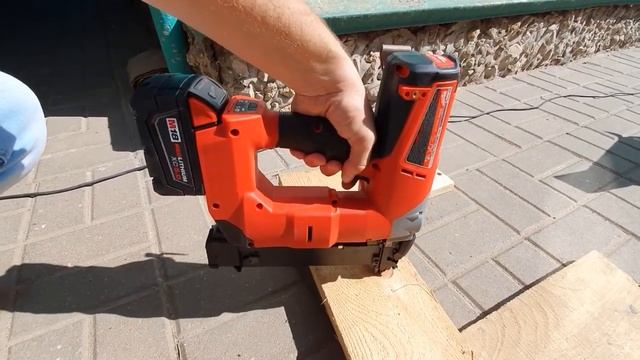 Аккумуляторный гвоздезабиватель Milwaukee 2740-20 Fuel Brushless GA18 Brad Nailer смотреть онлайн
