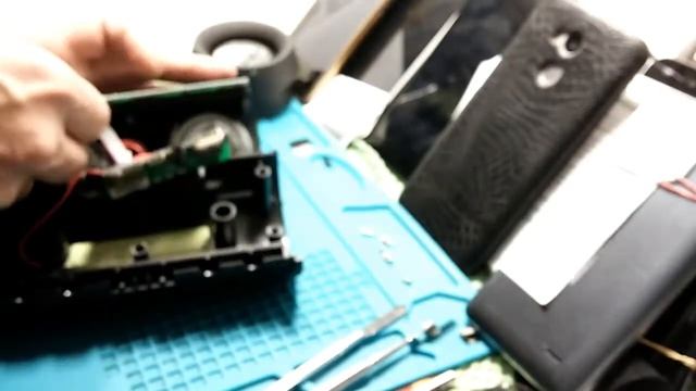 Разборка колонки JBL charge 2+ и замена разъема питания. смотреть онлайн