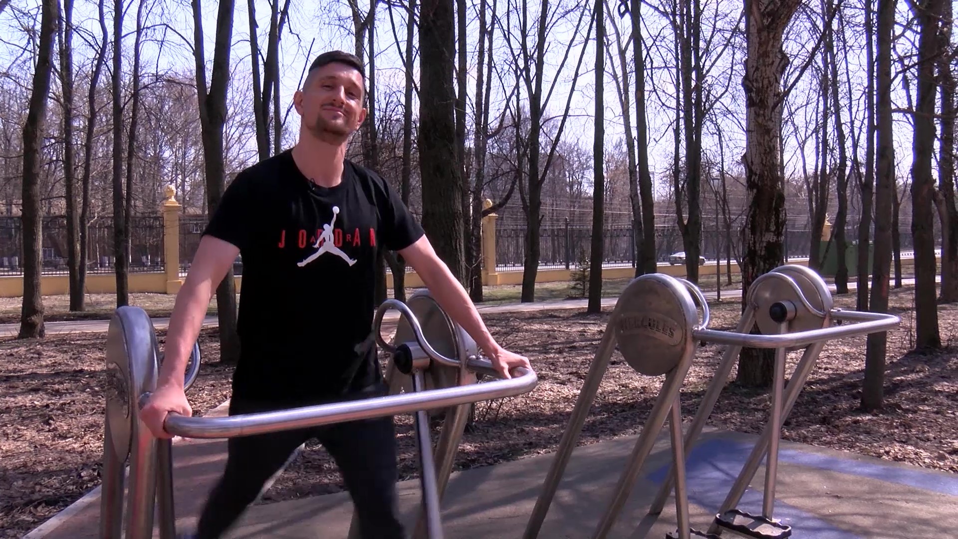 Простые упражнения на спортивной площадке на свежем воздухе. Часть 1