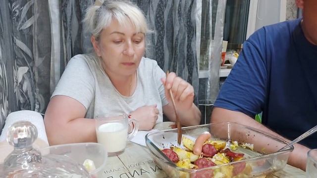 МУКБАНГ/КАРТОШКА С КОЛБАСКАМИ ПО ДЕРЕВЕНСКИ??СЕМЕЙЕЫЕ БОЛТАЛКИ