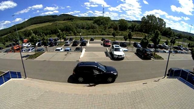 Полусферическая камера MOBOTIX - парковка смотреть онлайн