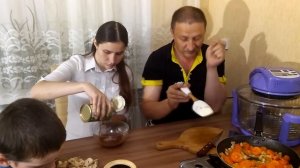 Как приготовить свинину в горшочках при помощи аэрогриля.