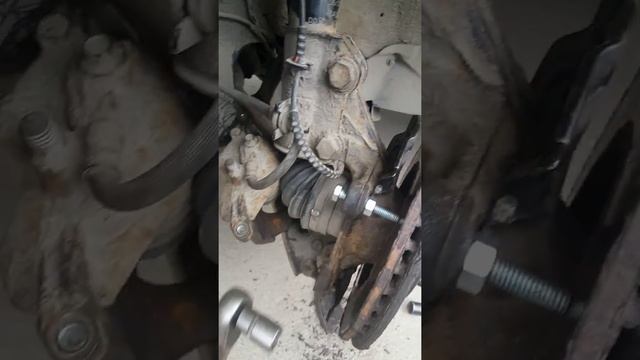 Прикипел тормозной диск. Снять легко. смотреть онлайн