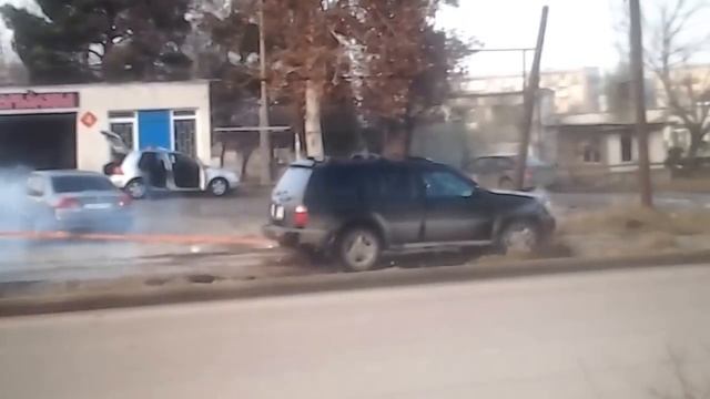 Infiniti QX4 VS Man Truck смотреть онлайн