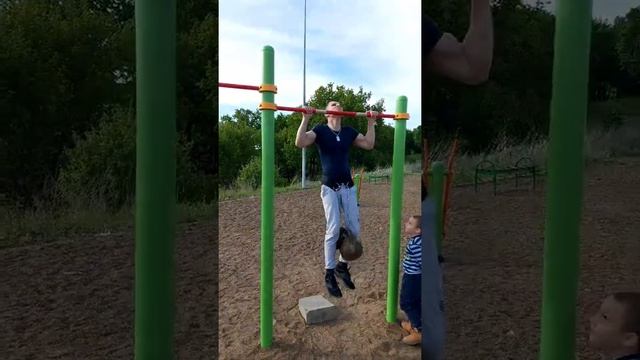 Подтягивание и отжимания на брусьях за минимальное время! смотреть онлайн