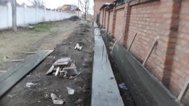 Фундамент под забор своими руками. 4 часть. смотреть онлайн