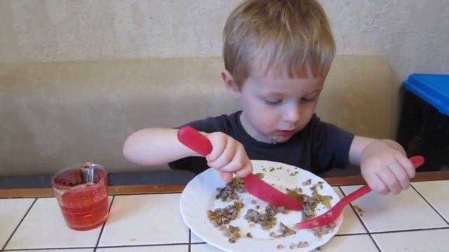 Ребёнок в два года ест ножом и вилкой под дядин ВОКАЛ! смотреть онлайн