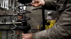 Приспособа для стягивания пружины стойки.