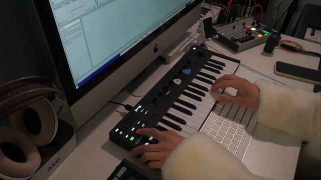 Live looping with Native Instruments Komplete Kontrol M32 in Ableton - Normal no more смотреть онлайн