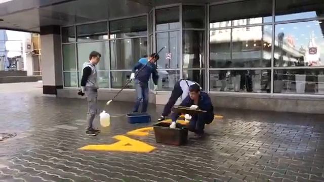 Укладка покрытия из ЭПДМ с помощью трафаретов