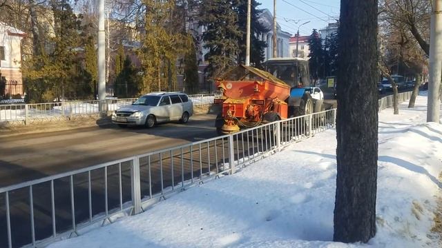 2223 Работа трактора Беларус прицеп Л 415 разбрасыватель песка уборка тротуара Полесская Октябрьска смотреть онлайн