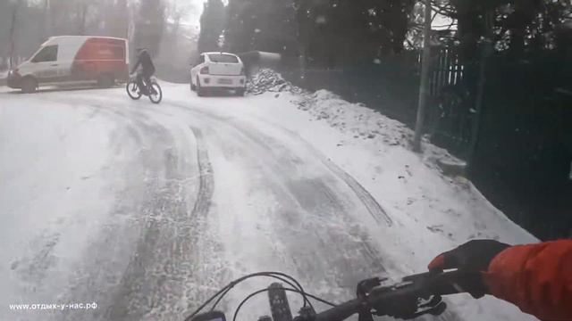 Крым 2021 ЯЛТА ЗИМОЙ В СНЕГОПАД НА ЭЛЕКТРОБАЙКАХ ЕДЕМ В ГОРЫ 🚵♂️🌊⛰🌴🏖🐬☀️ смотреть онлайн