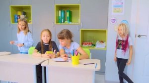 НОВЕНЬКАЯ УВЕЛА ПОДРУГУ в школе!!   Марго и Виола в ШОКЕ!