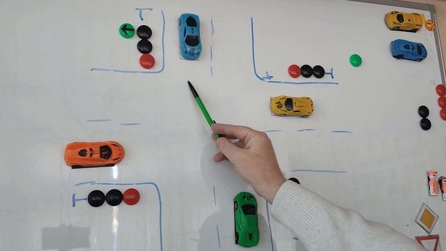 Особенность светофора, когда горит основной зеленый и стрелочка налево в дополнительной секции. смотреть онлайн