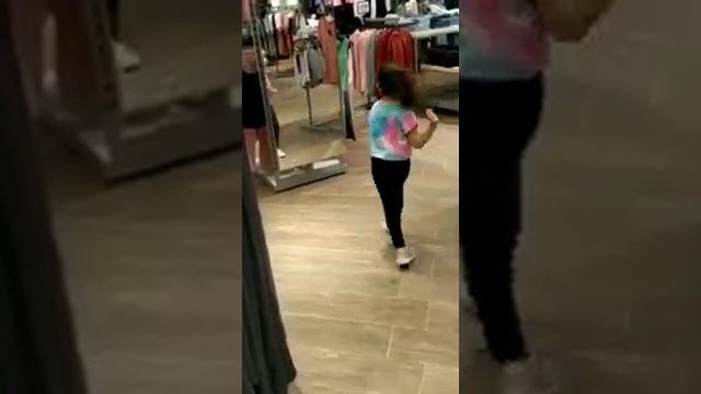 Dançando no Shopping - Alice e Lis смотреть онлайн