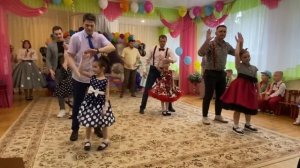 Танец пап с дочками на выпуском празднике!