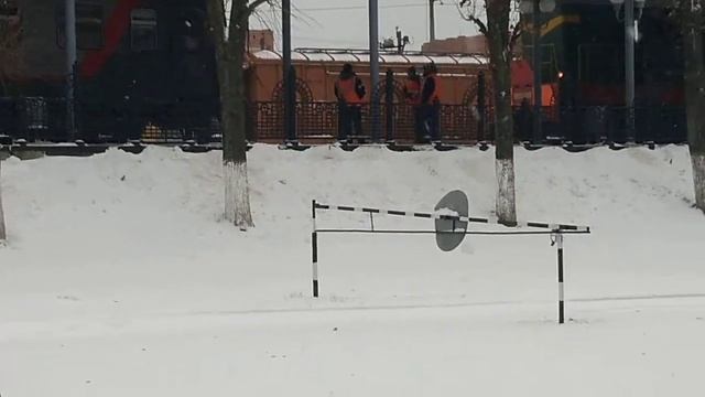 Сцепка ЧМЭ3 со скорым поездом Москва-Чебоксары. Для маневровых работ. смотреть онлайн
