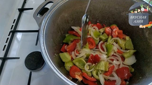 Курица с овощами в кисло-сладком соусе. / Chicken with vegetables in sweet and sour sauce. смотреть онлайн