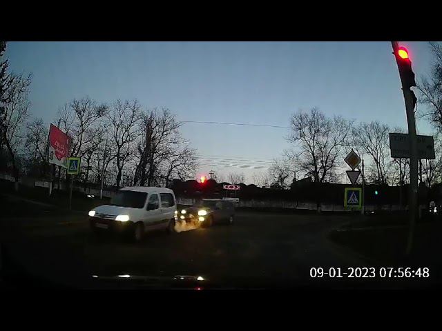 Странное ДТП на керченском перекрестке смотреть онлайн