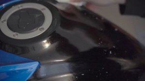 Как быстро и без следов удалить старую наклейку с бака мотоцикла