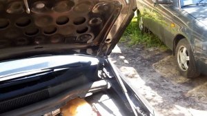 Открытие капота Opel Zafira B с двумя газовыми упорами.