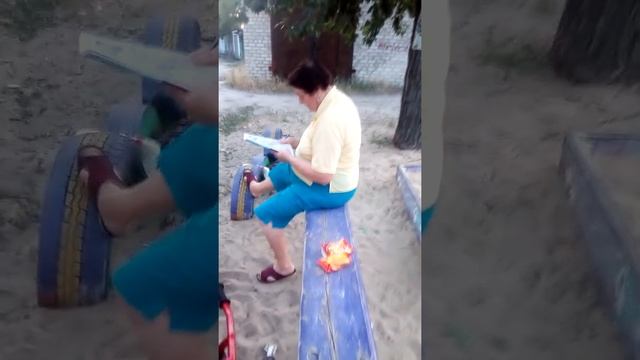 Северодонецк Бабушки выгоняют детей с детской площадки.часть 2!!!! смотреть онлайн