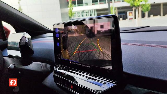 Volkswagen ID.5 zaparkuje úplně sám. Vyzkoušeli jsme to! смотреть онлайн