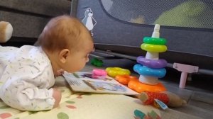 Как держит ребенок голову в 2 месяца. Держит голову лежа на животе минуту в 2 месяца.