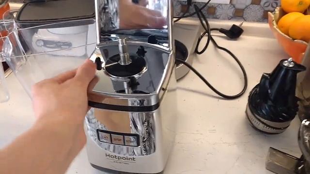 Шнековая соковижималка Hotpoint Ariston SJ 15XL UP0 распаковка, первый сок смотреть онлайн