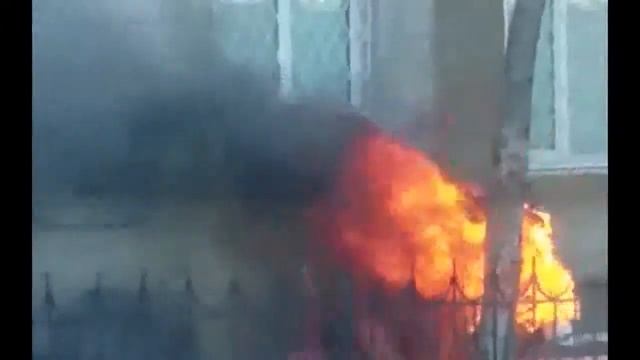 Во Владивостоке на ул.Котельникова дотла сгорел микроавтобус 1.02.2016 смотреть онлайн