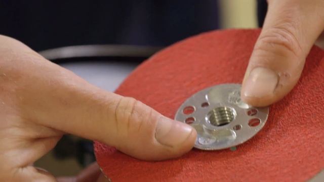 ¿Cómo lijar con un disco de fibra montado en una amoladora angular? смотреть онлайн