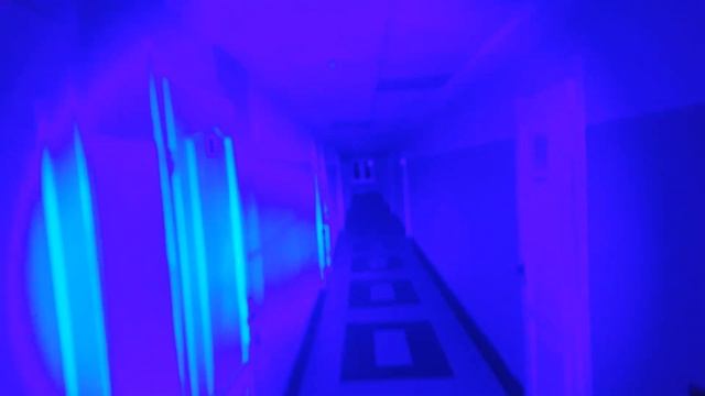 Ночной тест в корридоре фонаря Manta Ray C8.2 на синем светодиоде Epileds 20 W 6V 450-460 nm смотреть онлайн