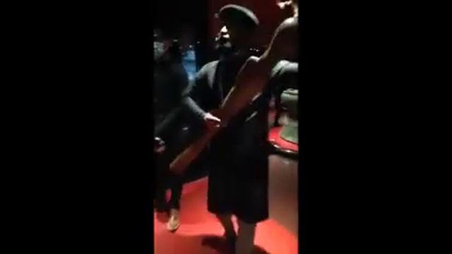 MWAZULU DIYABANZA Au Musée De QUAI BRANLY à Paris... Récupére Des Statuts Africain