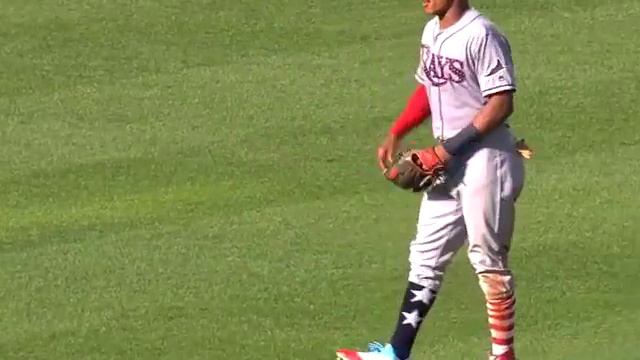 Mallex Smith makes a terrific running catch смотреть онлайн