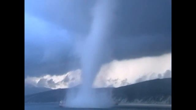 Смерч прошел через торговое судно!!!! Черное море смотреть онлайн