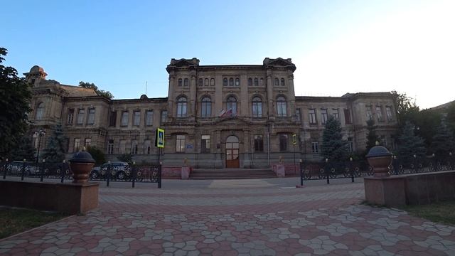 Гуляю по городу КЕРЧЬ. Обзор города: ГОРОДСКОЙ ПЛЯЖ, МИТРИДАТСКАЯ ЛЕСТНИЦА, крымские улицы смотреть онлайн