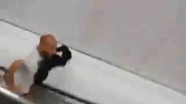 Спуск вниз по эскалатору