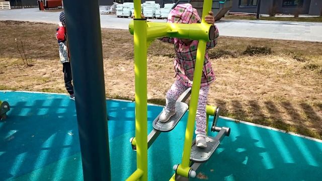 прогулка на детской площадке\защитница природы\дети во дворе\новая Москва новостройки смотреть онлайн