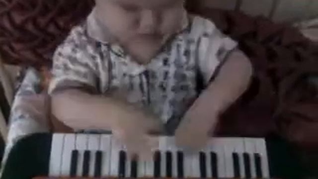 Малыш Играет На Пианино смотреть онлайн