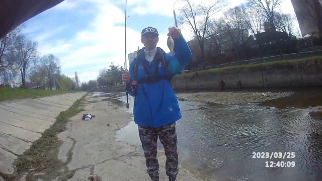 Первая рыбалка на реке Бык ... Street fishing в Кишиневе . смотреть онлайн