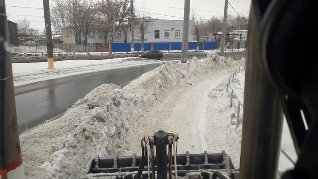 /РАБОТА ПОГРУЗЧИК-ЭКСКАВАТОР/Пробиваем тротуар/Долбим лед экскаватором/ смотреть онлайн