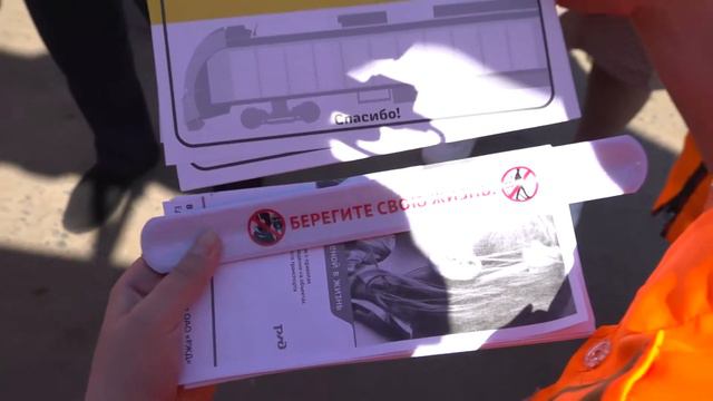 Мы снова говорим про безопасность на железной дороге и вблизи нее. смотреть онлайн