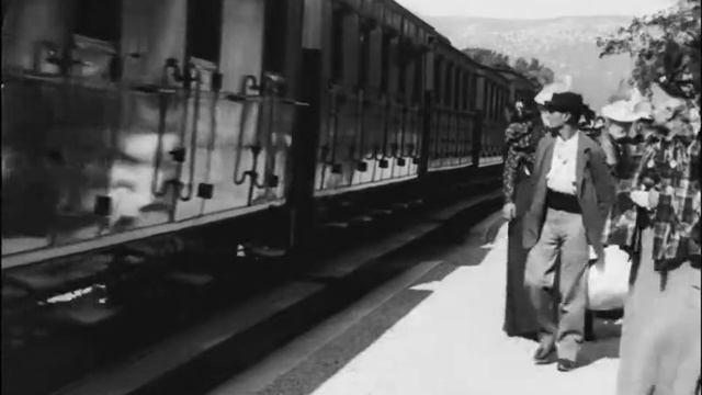 L'Arrivée d'un train à La Ciotat, by Louis Lumière (1896) смотреть онлайн