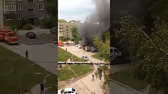 На улице Добролюбова на глазах у прохожих загорелась машина смотреть онлайн