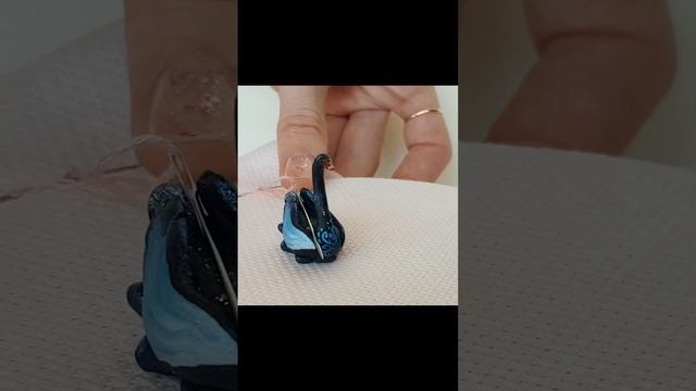 Магнитная игольница Черный лебедь. Маленький магнит для вышивки крестиком ручной работы от AnneAlAr смотреть онлайн