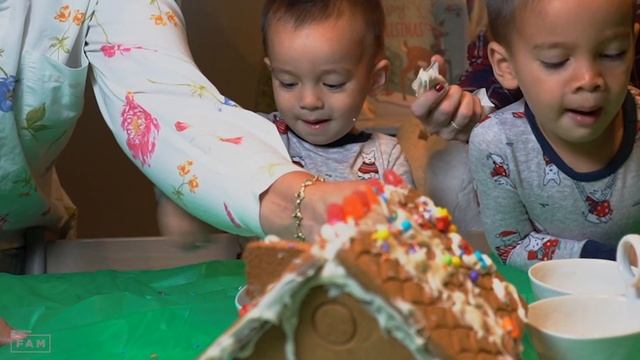 Christmas Gingerbread House Decoration (Baking with the Boys) смотреть онлайн