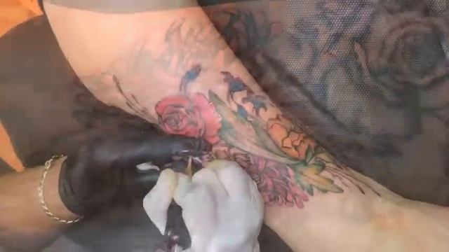 פרחים צבעוניים על רגל смотреть онлайн