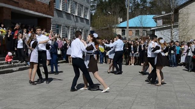 Танец выпускников на последний звонок. 2017 год. Лахденпохья. смотреть онлайн