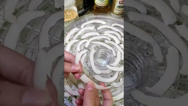 Кокосовые чипсы! Мякоть кокоса богата антиоксидантами, полезными жирами, аскорбиновыми кислотами смотреть онлайн